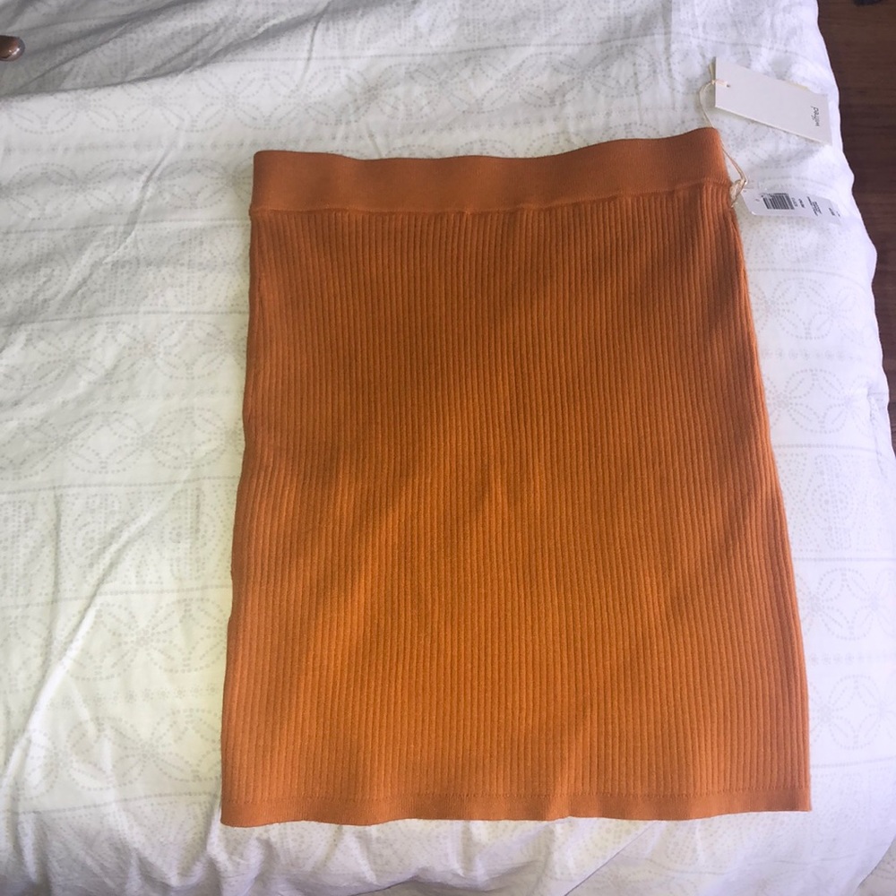 Aritza Wilfred body on skirt in orange